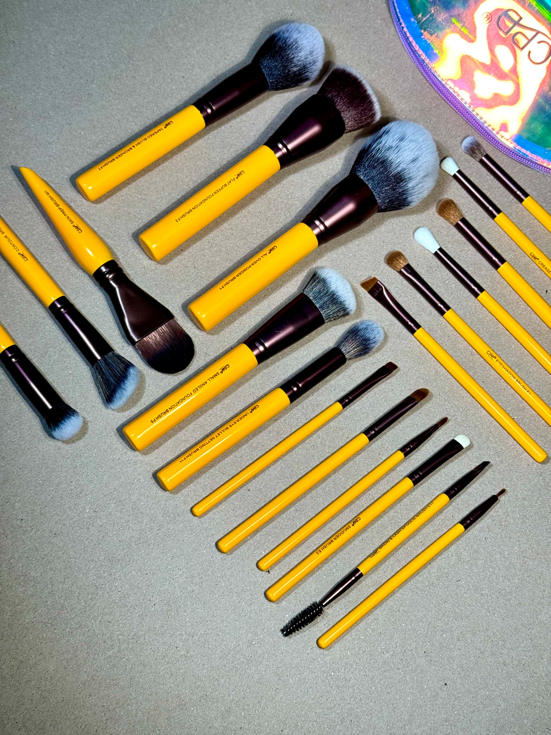 DELUXE PRO BRUSHSET (20 PIECES)